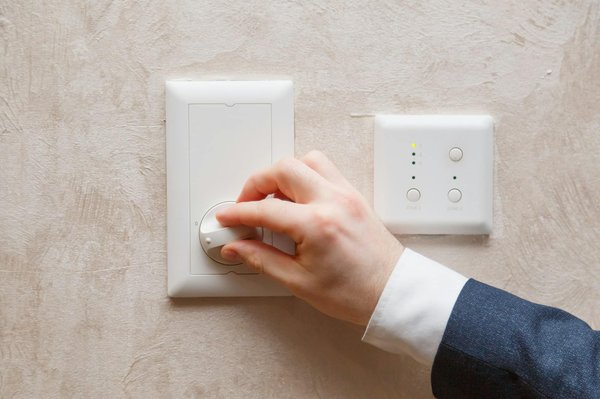 Comment les scorpions régulent-ils leur température corporelle dans les environnements désertiques ?